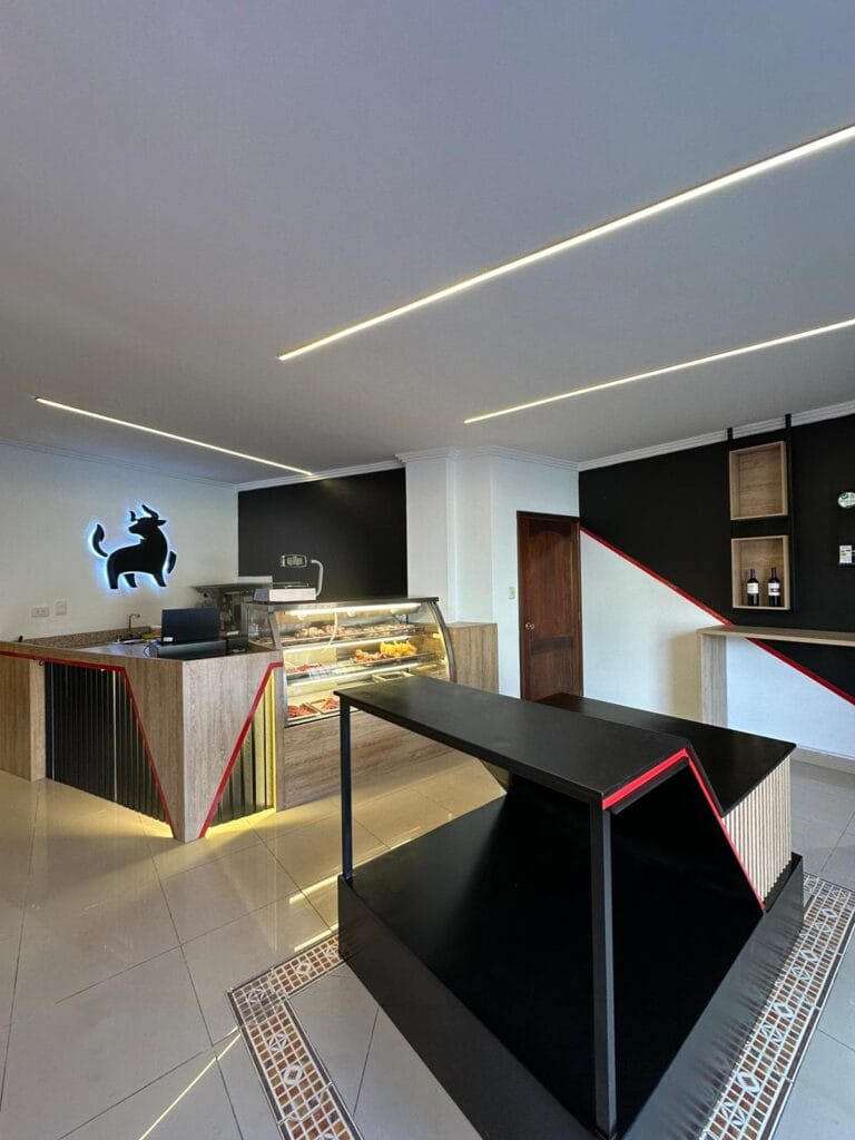 diseño interior comercial, mobiliario madera y carpinteria.