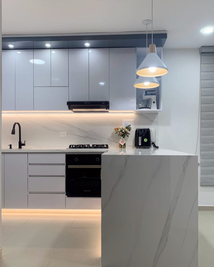 diseño de cocina blanca minimalista, moderna, inteligente.